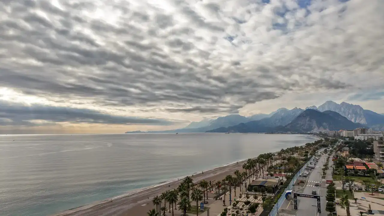 Antalya’da Karlı Dağ Manzarasında Sahil Keyfi 7